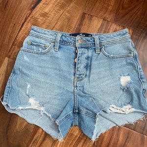 Hollister High-rise Mom short 3”